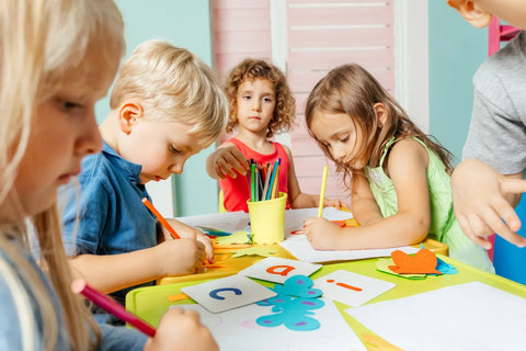 grupo de niños pintando letras de colores