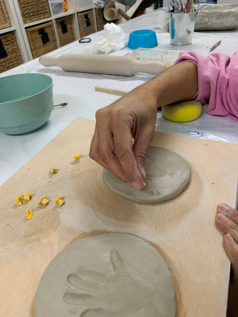 Manitas de bebé en cerámica