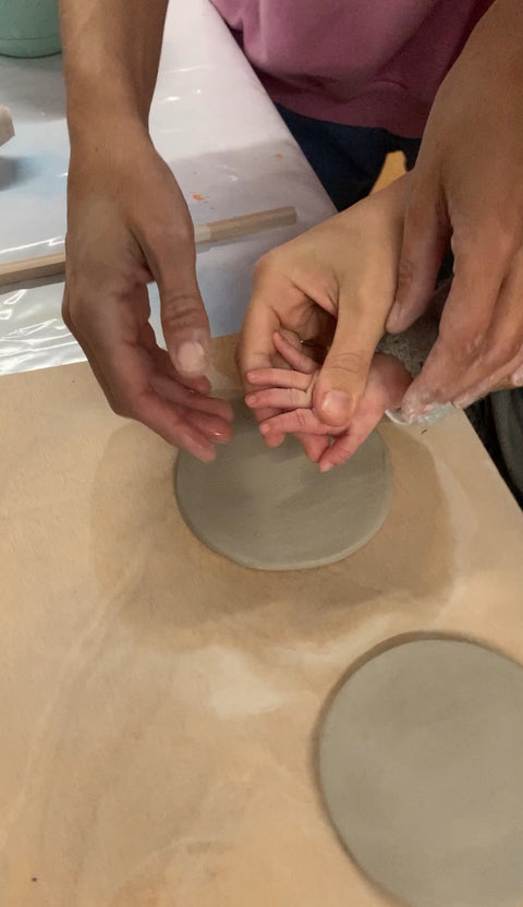 Manitas de bebé en cerámica